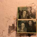 Sul lato sinistro sono appese invece due foto della santa assieme a don Peppe Diana a Bari, nella chiesa di sant�Antonio